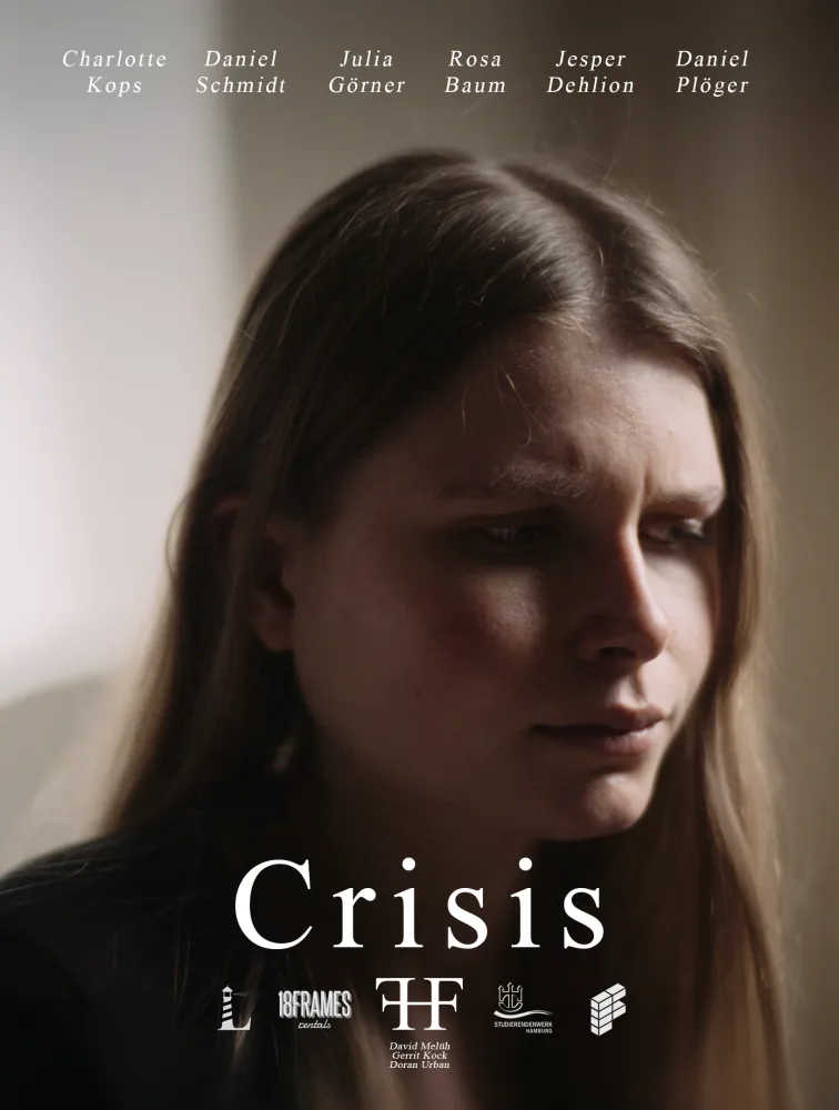 Filmplakat des Kurzfilms „Crisis“ von funeralhomefilms. Eine Frau guckt nachdenklich in die Ferne. Oben stehen die Namen der Mitwirkenden, unten der Filmtitel, zusammen mit einigen Logos.