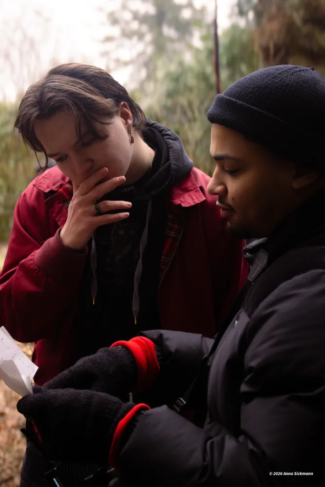 Regisseur Ocar Bornmann und Regieassistenz Gerrit Kock gehen die Shotliste durch