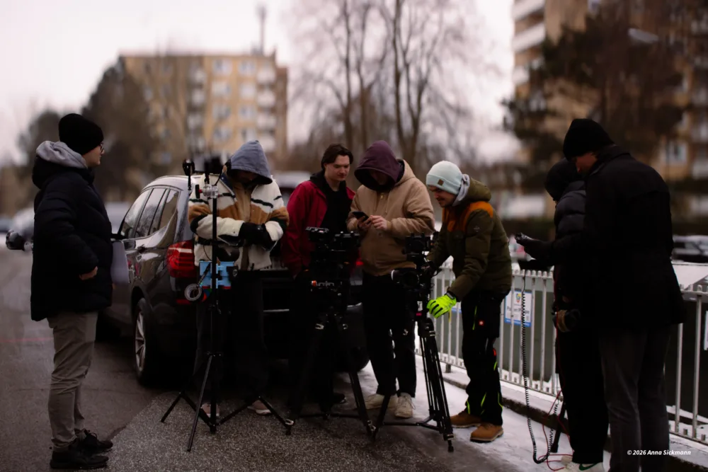 Die Crew am Einrichten einer Szene am Set von Hamburger Hunde