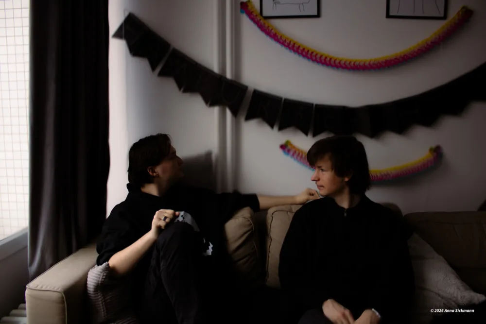 Gerrit Kock und Doran Urban beim Besprechen der Setdekoration bei Hamburger Hunde